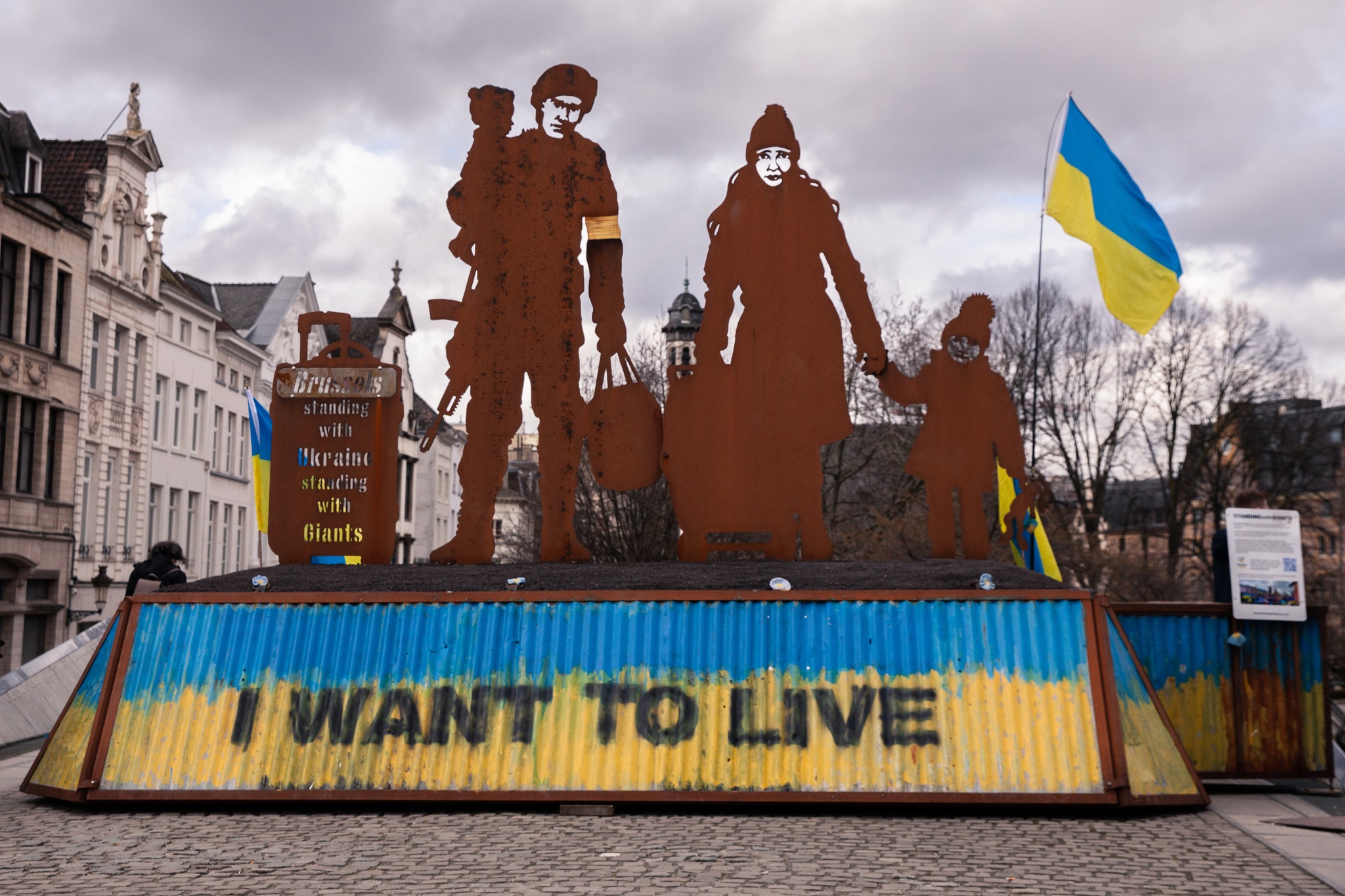 Promote Ukraine thanks Standing with Giants for bringing the installation of a soldier with his family "I want to live" to Brussels