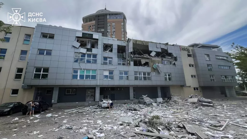 Сьогодні ворог здійснив чергову масовану атаку на Київ: зруйнована лікарня з тяжко хворими дітьми